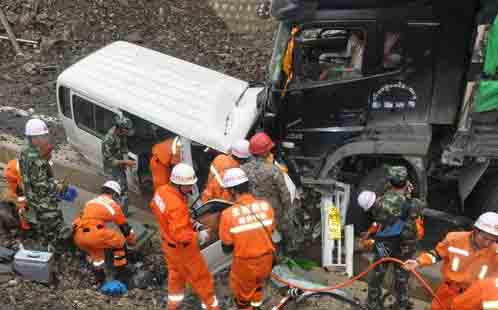 9辆救护车66名医护人员到达迪庆地震灾区